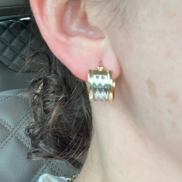 Dual tone hoop earring yellow and white gold - Picture 4 of 10